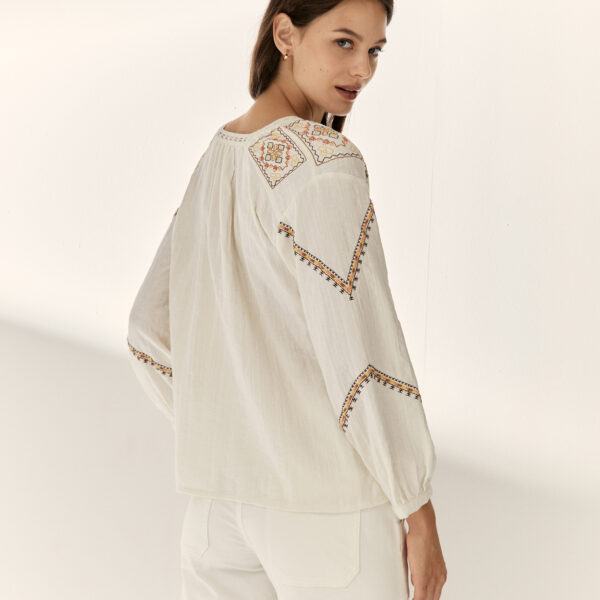 Blusa romántica bordada Paz Torras - Imagen 3