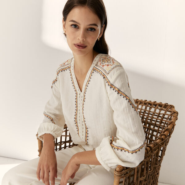 Blusa romántica bordada Paz Torras - Imagen 2