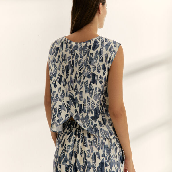 Blusa estampada azul sin manga Paz Torras - Imagen 3