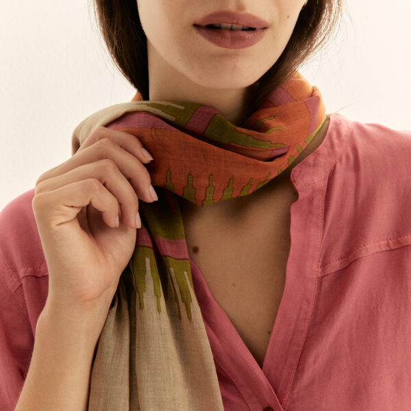 Fular estampado tipo étnico Paz Torras - Imagen 2